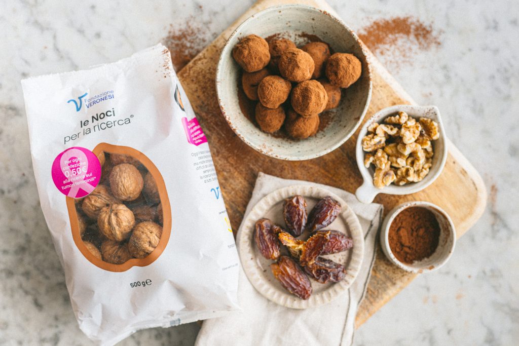 Tartufini con datteri, noci e cacao