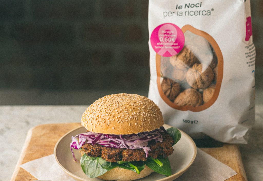 Burger vegetali con fagioli neri, funghi e noci